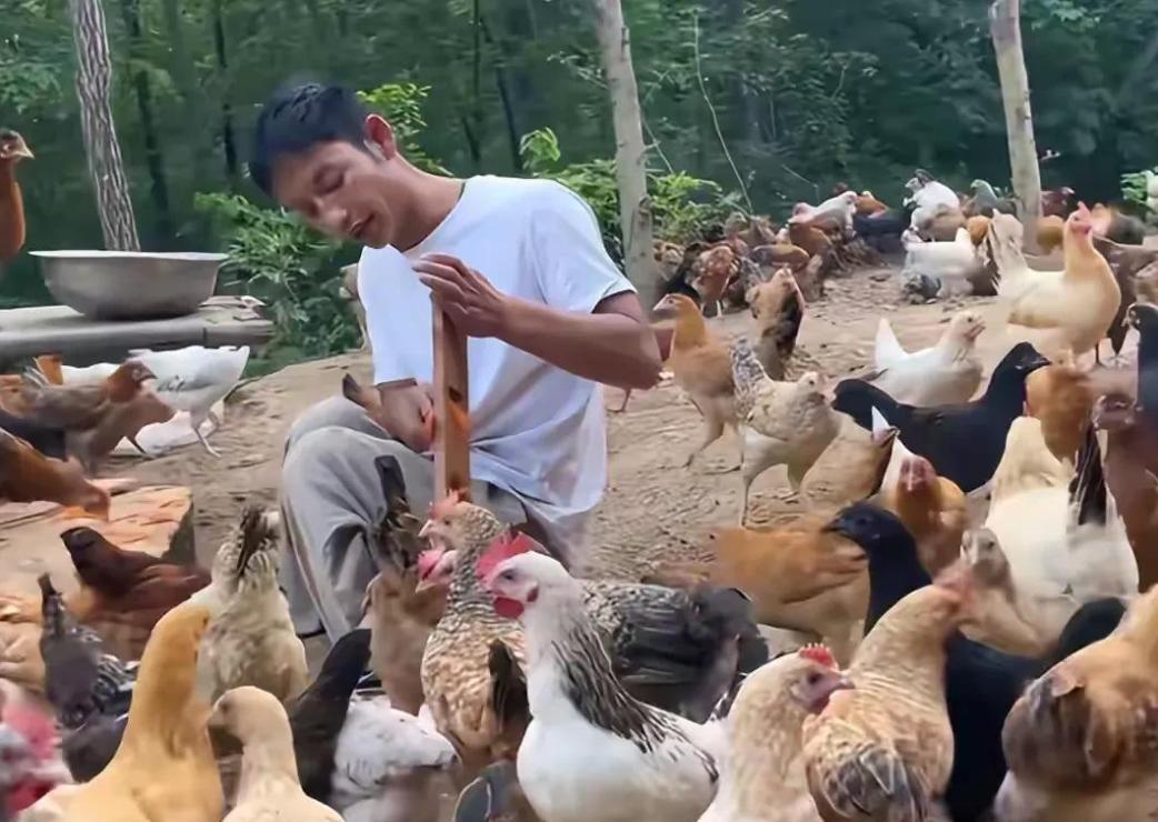 1991年，河南一对夫妻生下残疾儿子不想要，于是，他们将儿子扔在草丛里。谁料，村