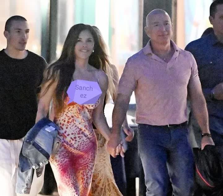 劳伦·桑切斯带亲生儿子尼克与未婚夫聚餐。这位55岁的准新娘衣着清凉，一袭橙色