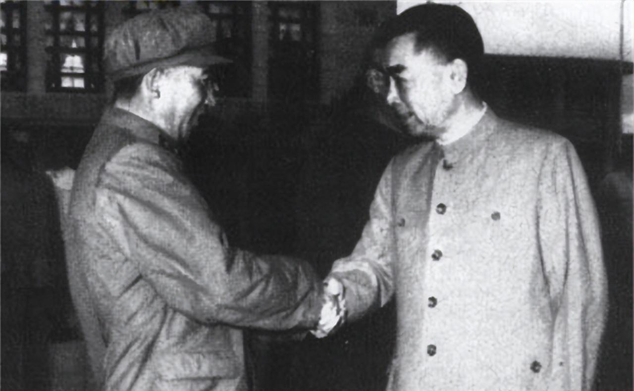 1988年，洪学智和秦基伟打算去看望徐向前，却为带什么礼品犯了难。秦基伟：徐帅爱