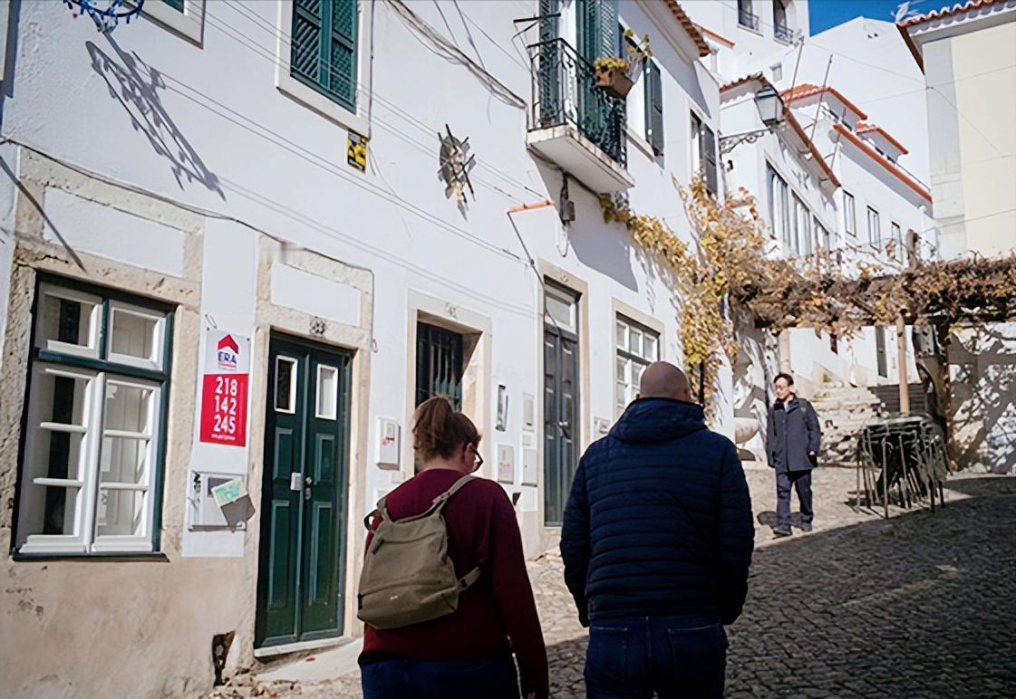 谁能想到，靠移民立国立业的美国，如今竟迎来了90年来头一遭的人口净流出，2025