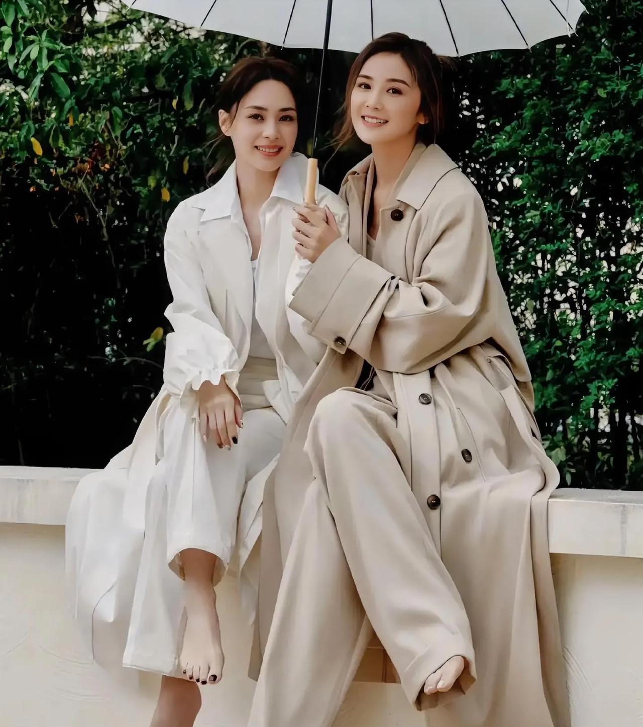 Twins同框太温馨！阿娇阿Sa共撑伞光脚丫坐墙沿上，爷青回20年前！白风衣配
