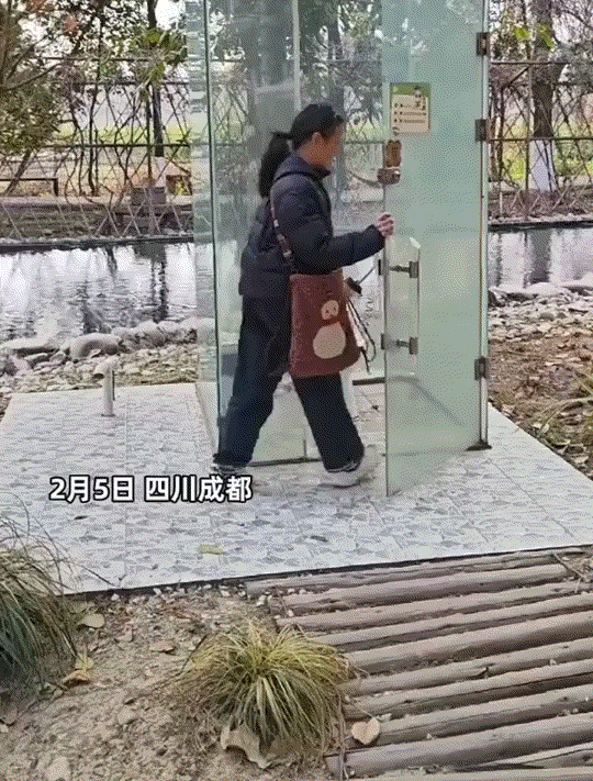 四川成都，一女子看到路边有一个透明厕所，女子就好奇，这个透明厕所里上厕所时，不是