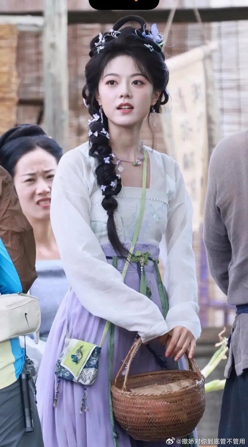 如今古偶掀起同款单侧大麻花辫热潮，赵今麦、卢昱晓、邓恩熙相继解锁这套妆造。三人搭