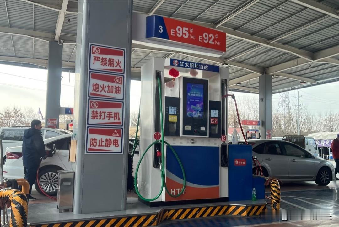 我有预感，买电车的人要重新算笔账了！不是电车本身出了问题，而是油价跌回了“