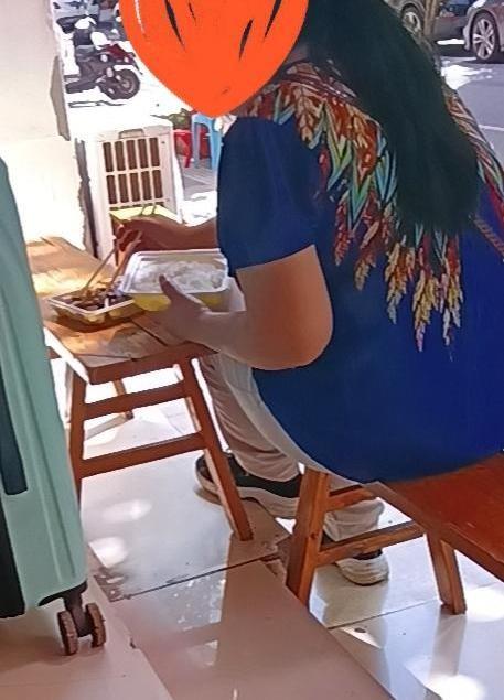 一个52岁的阿姨，就因为年龄，被家政公司的老师当众数落。直接说她这岁数，哪个客