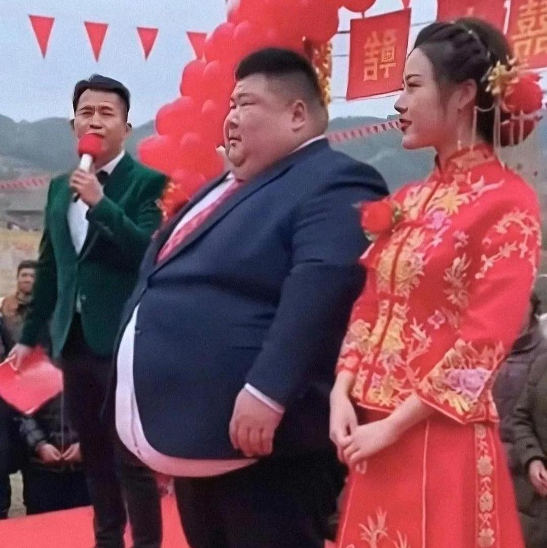 这场婚礼看完，心里感慨万千！新郎看着身形壮实，身旁的新娘端庄漂亮，长相特别