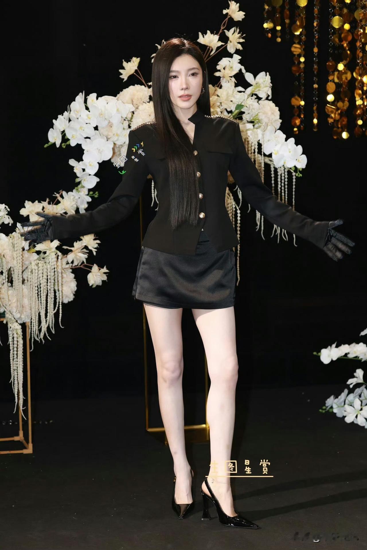 戴燕妮深圳活动生图谁懂这大长腿的含金量！​​​