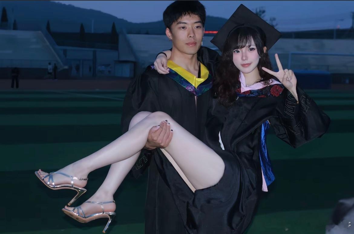 抱着最爱的女孩毕业咯​​​