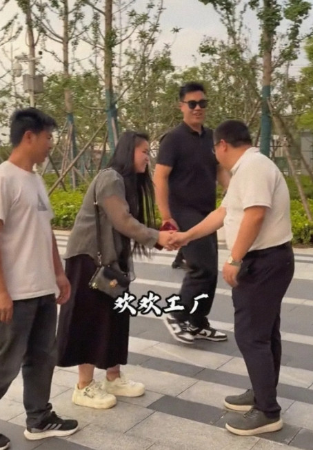 陈杨梅第一场直播带货来了，不是内衣，而是小龙虾，挺意外的，她没有卖熟悉的内衣，内