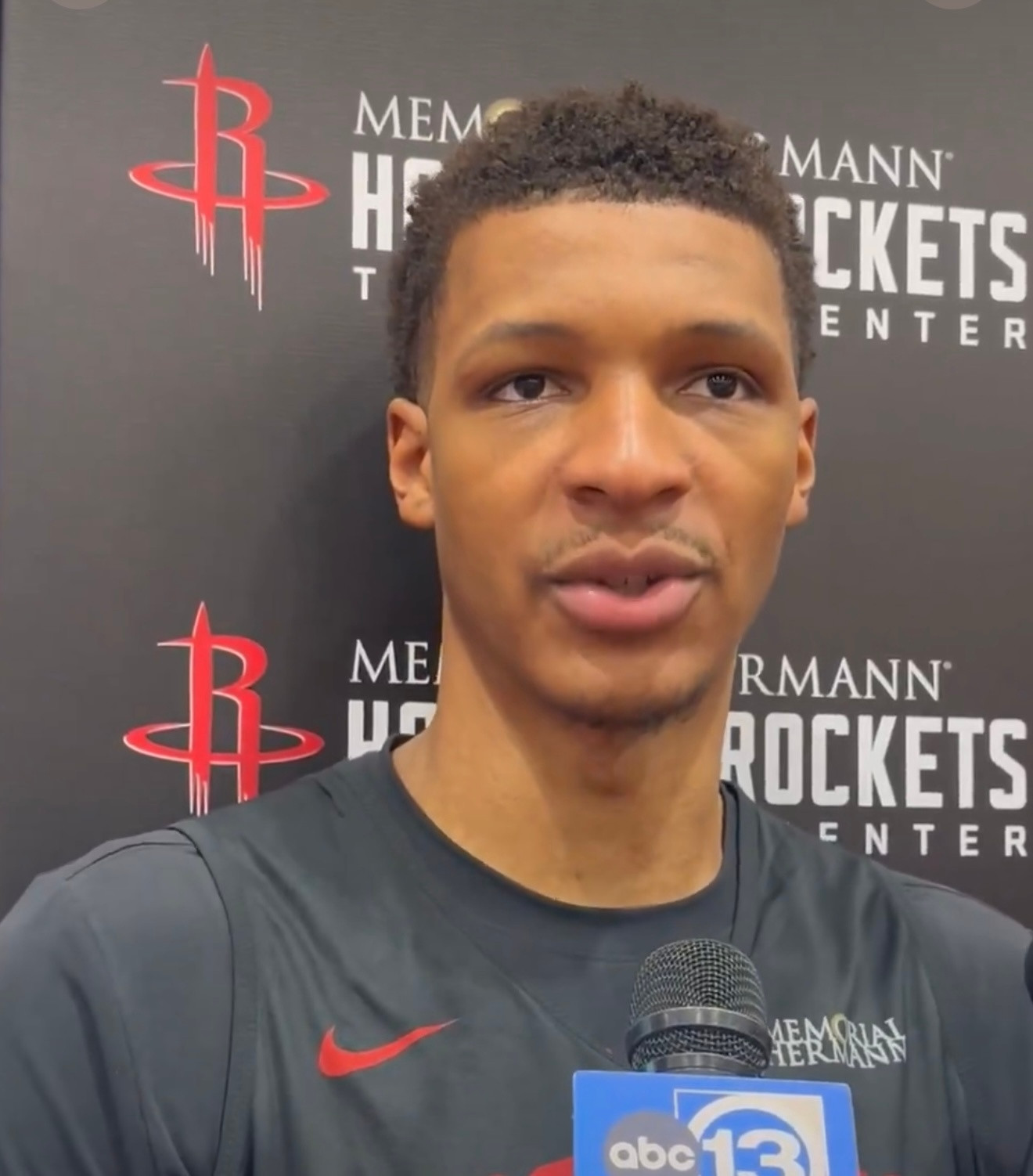 小贾巴里·史密斯今天谈到杜兰特：“他得自己想办法融入比赛，在没有包夹的情况下找到