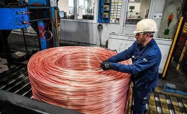 都说美国正在疯狂囤铜，但COMEX公开仓单是67.5万吨，属于交易所可核查数据。