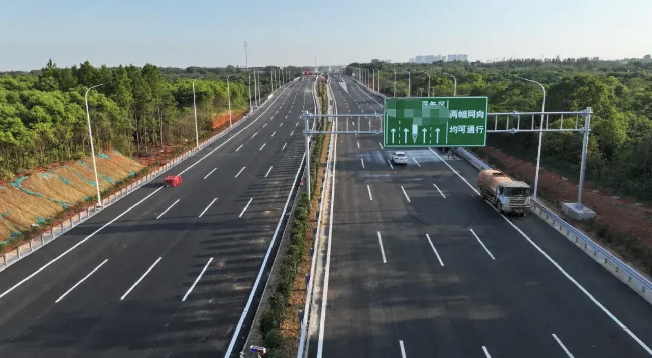 来了，明天开通!八车道的高速31日开通，为2025年画上圆满的句号。湖北、湖南