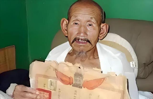 1994年，河南一73岁老农因欠债不还被列为老赖，法院人员上门时，他害怕的躲了起