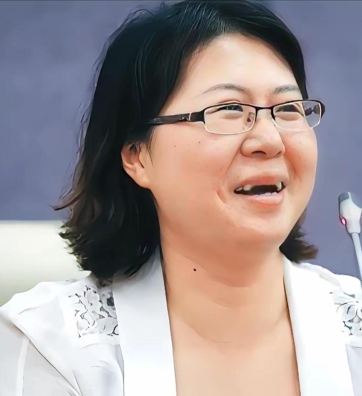 管笑笑，女，44岁，中国内地女作家、编剧、文学研究者、莫言独生女，她先后毕业于山