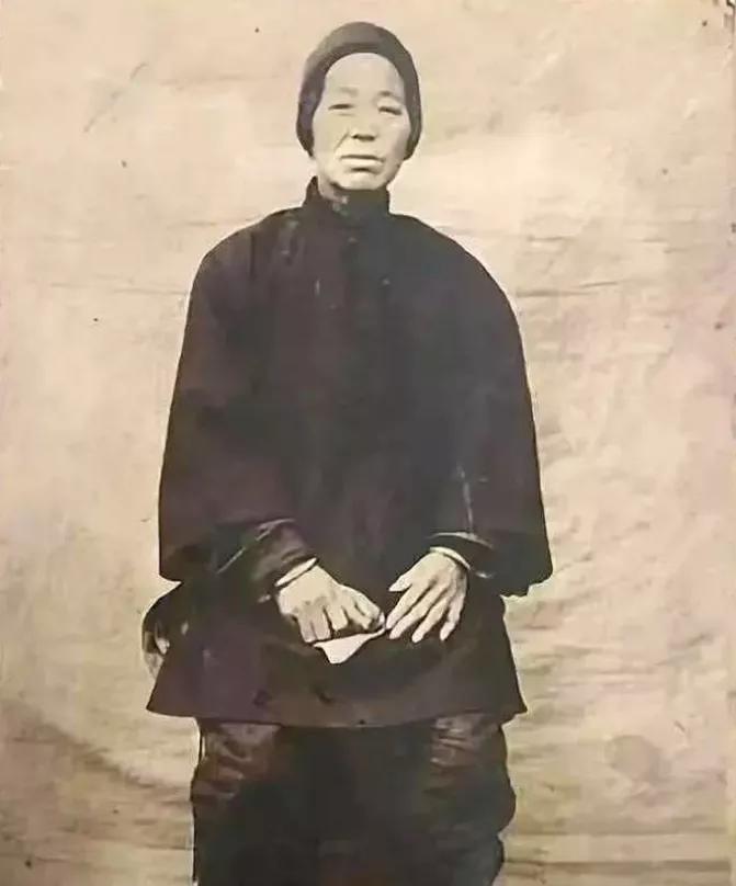 1895年，山东一大户潘守廉秘密购买了一处僻静的房产，他把钥匙交给府上的女仆邱氏