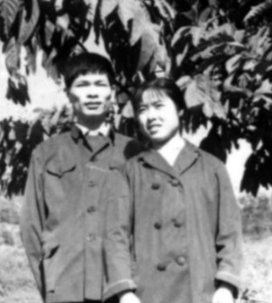 1971年，北京知青邵东平娶了地主家女儿。在新婚之夜，妻子问他：“东平哥，我家出