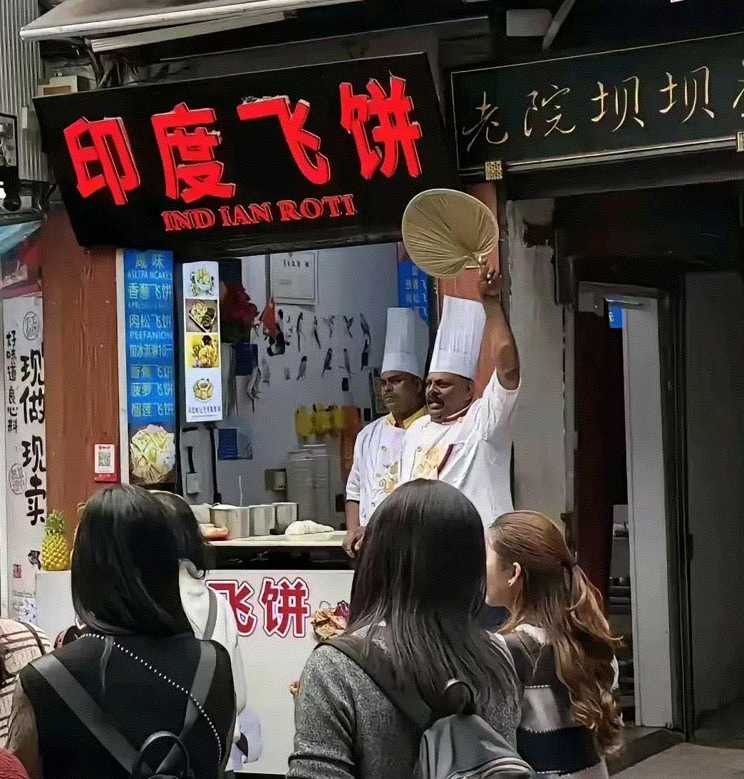 重庆，两位三哥卖印度飞饼，生意惨淡。建议苦练单手抛飞饼的技能。