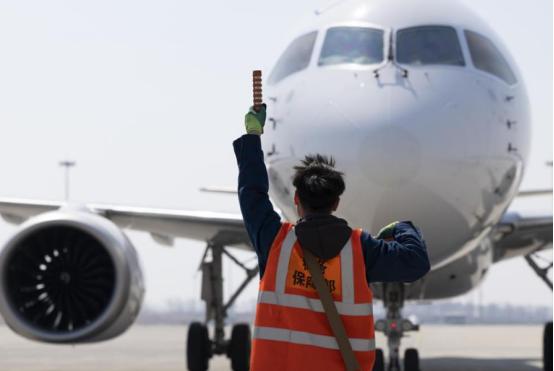 7月1日起，日本航空每飞一趟欧洲，就要为中国领空支付约10万元过路费。但这笔钱只