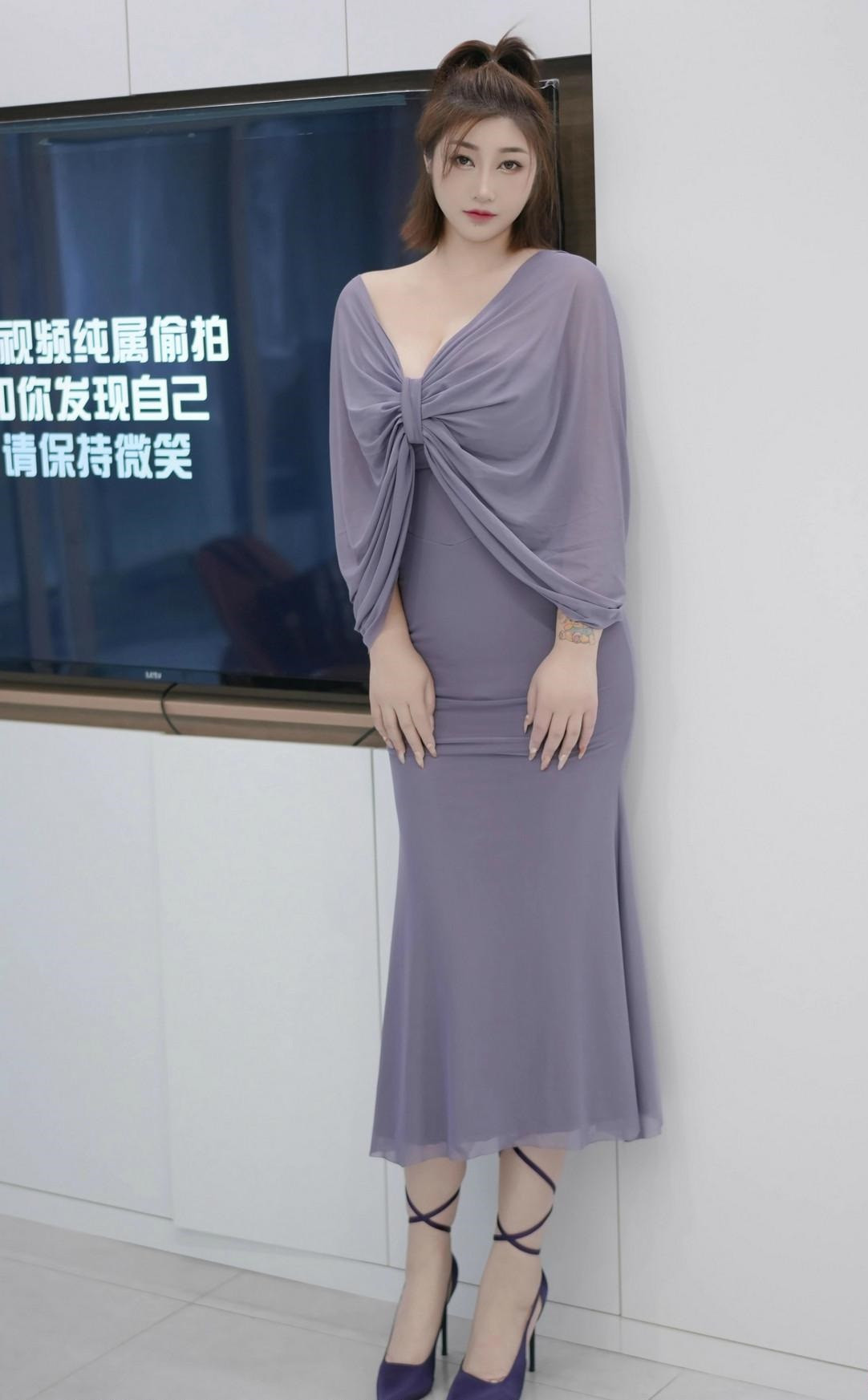 时尚美女穿搭，一件可以由淑女秒变性感御姐的连衣裙