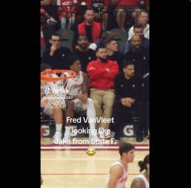 离队倒计时！伊森这脾气可不适合留下！在昨天火箭与奇才的第三节结束时，伊森与亚当