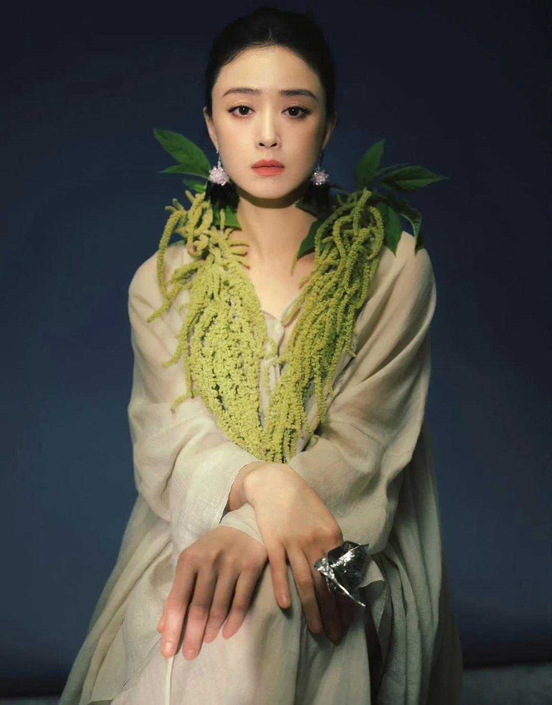 蒋欣新中式造型封神！素色麻料长裙搭配天然谷穗，清冷温柔，满是独属于东方人的雅致韵