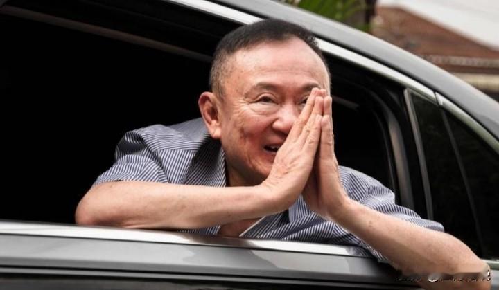 他信身着素净白衫衬、短发利落的走出曼谷监狱大门，与佩通坦紧紧相拥，门外数百名支持