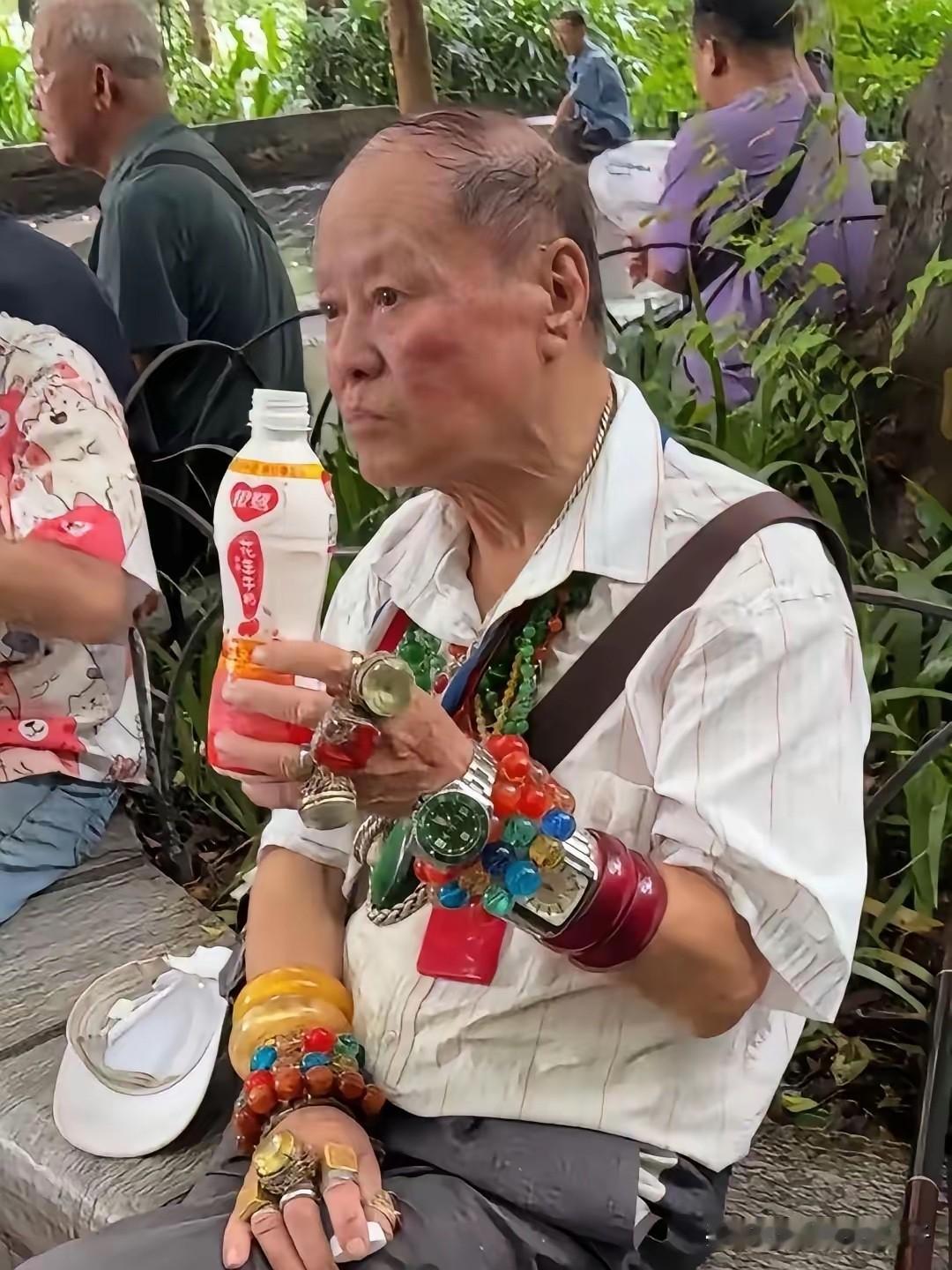 这大爷，真猛！全部身家挂身上了？