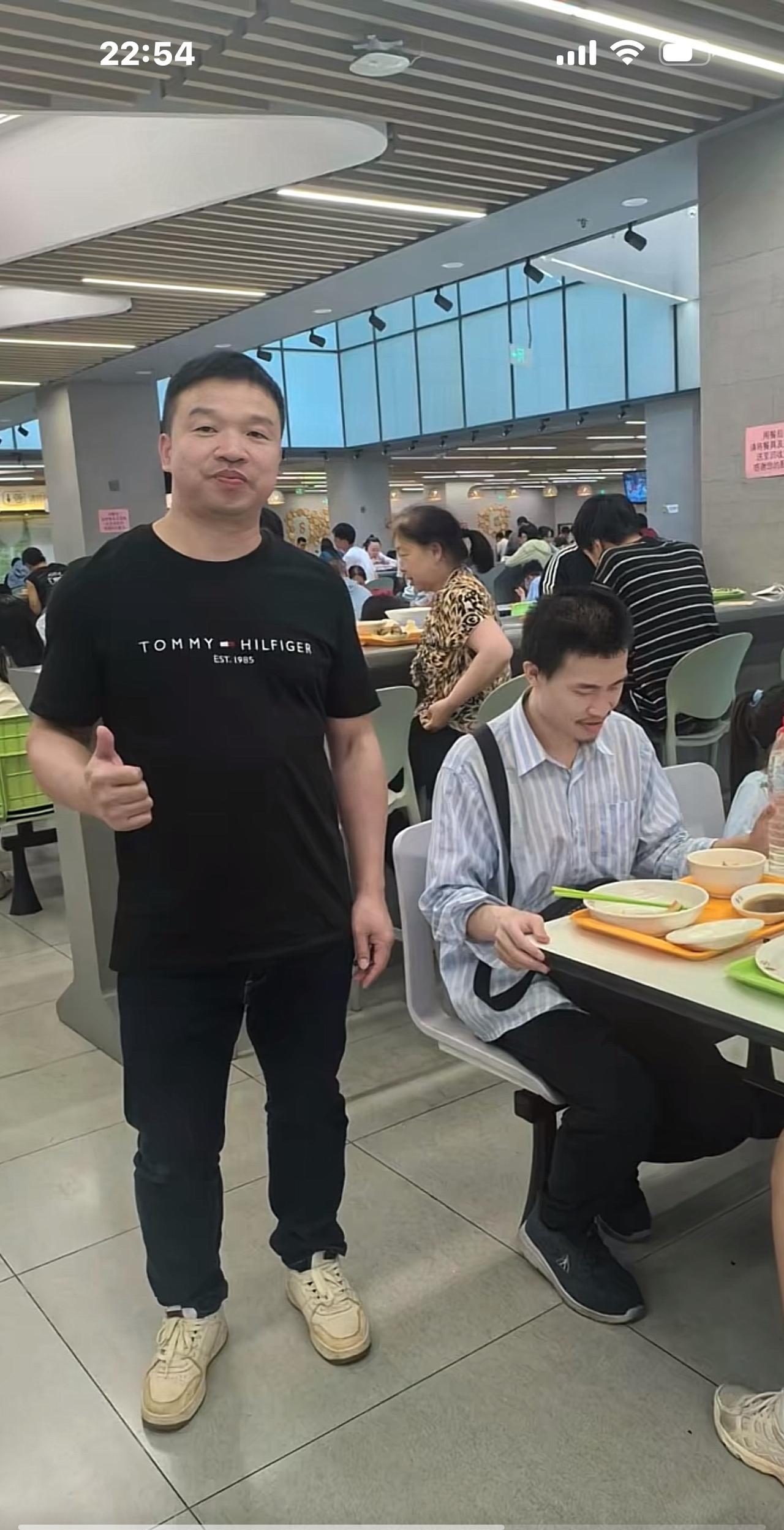 韦神又在食堂吃饭了，这次，旁边坐了一个小女孩。这么热，他终于学聪明了，把格子衬衣