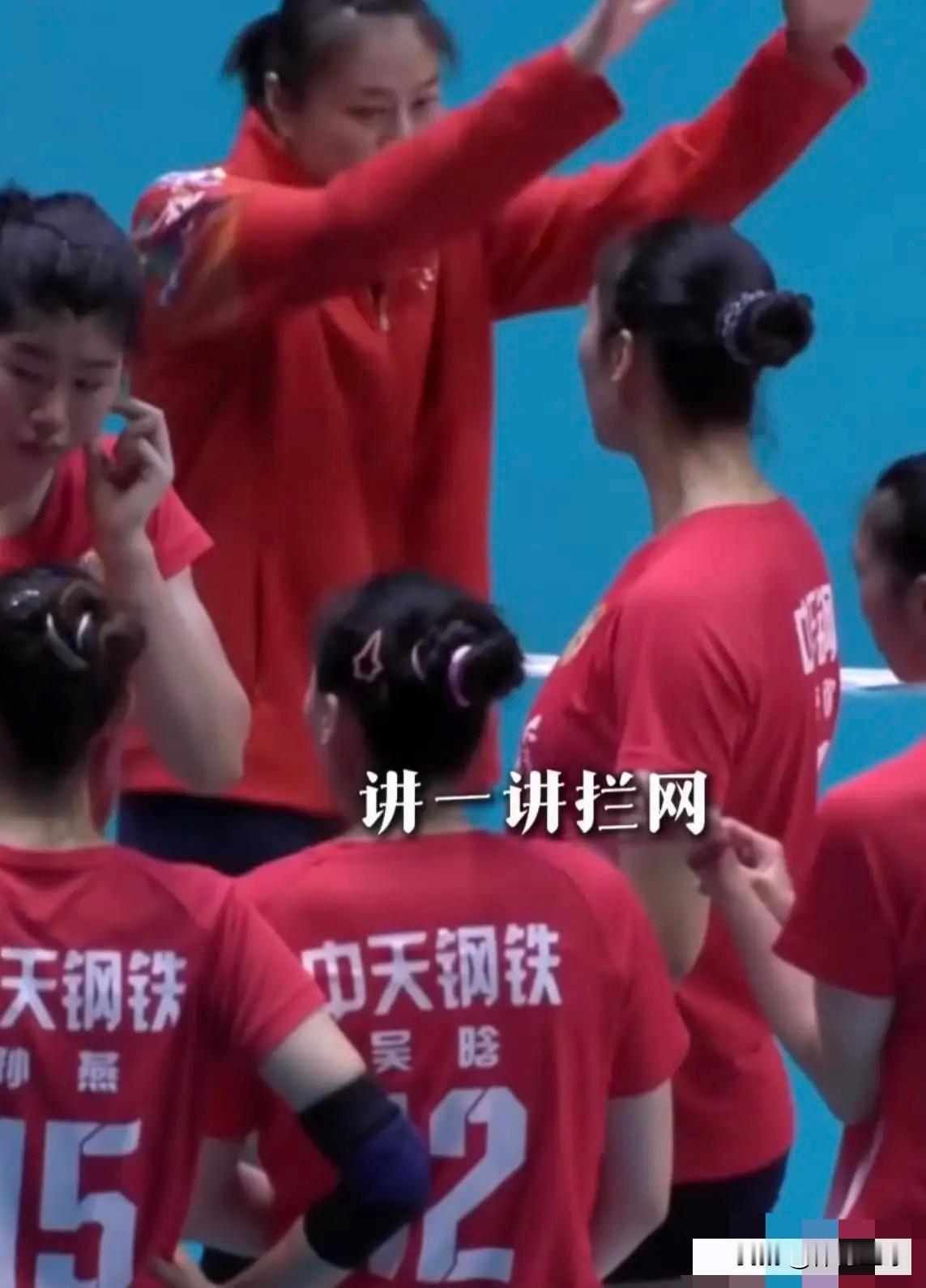 看到这些画面很泪目：好感慨，老将真的是“宝”啊！来看看江苏女排的画面：张常宁