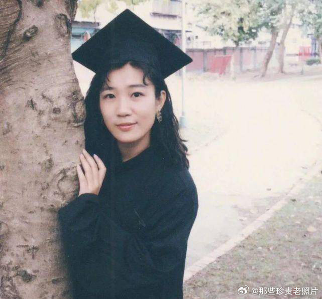 十一郎，原名萧慧文，台湾著名作词人。代表作品《雨一直下》《用心良苦》《囚鸟》《趁