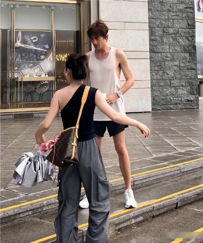 林更新该增肥了，身上没肉都显老了。