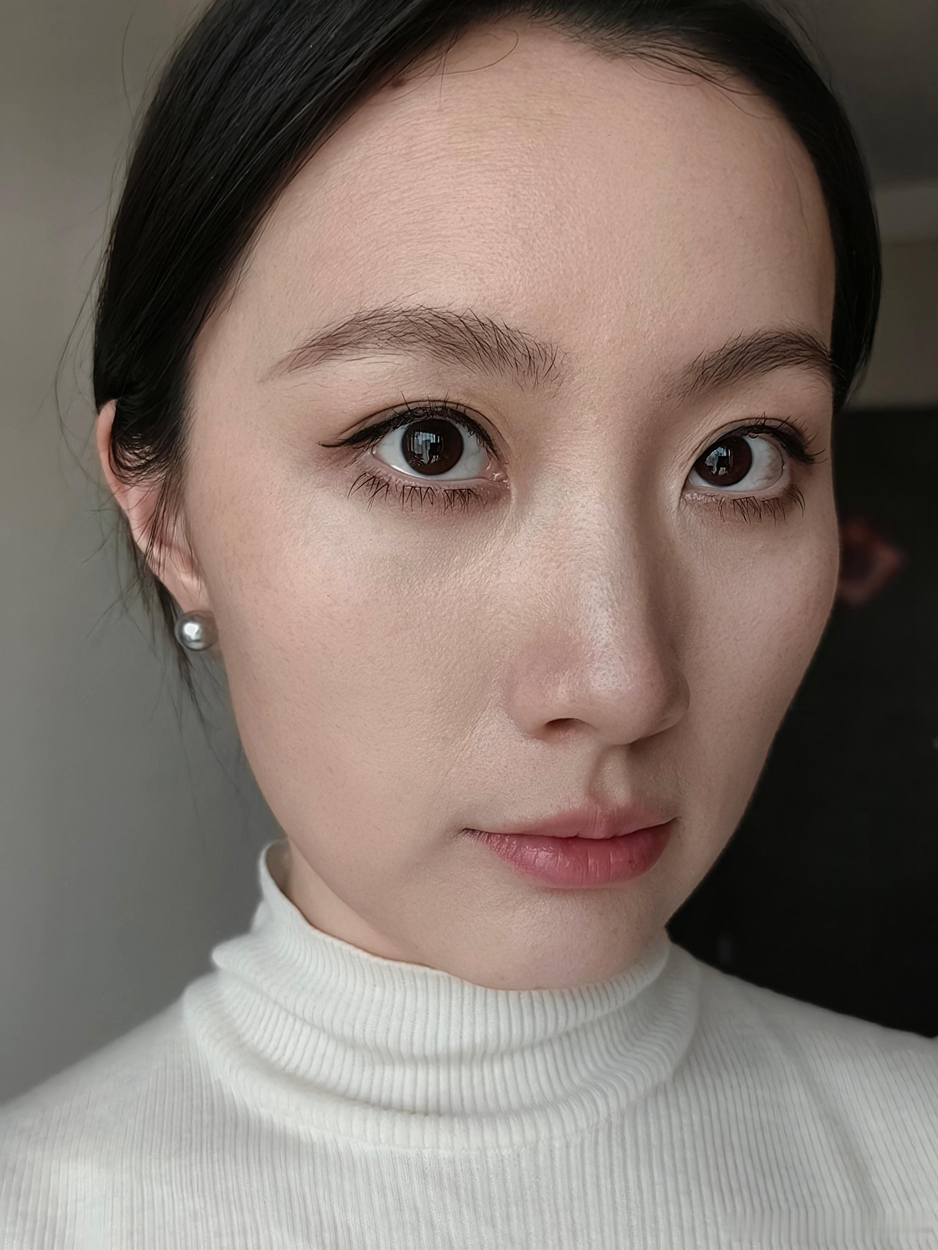 最近跟姐妹们偷师化妆感觉自己进步不小但是这个下睫毛我真的是无法驯服这也太难了