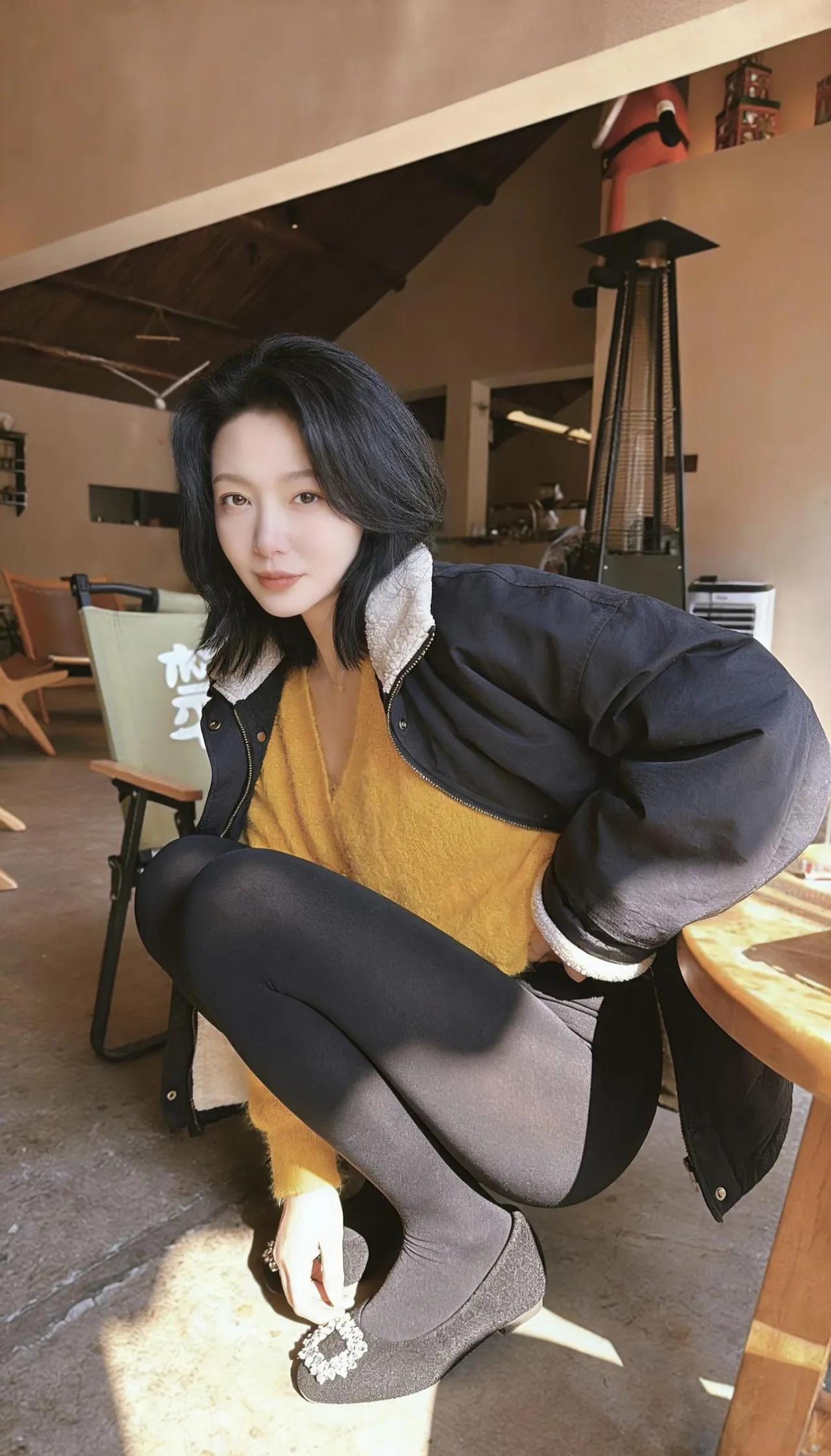 阳光洒进咖啡馆，温暖的黑发女孩展示一字马，好厉害👍🏻黑发女神黑发辣妹