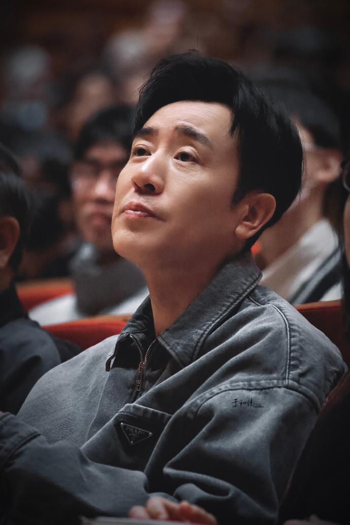 演员于和伟，住酒店，为了好好休息，挂上了免打扰的牌子，让他想不到的是，第二天一早