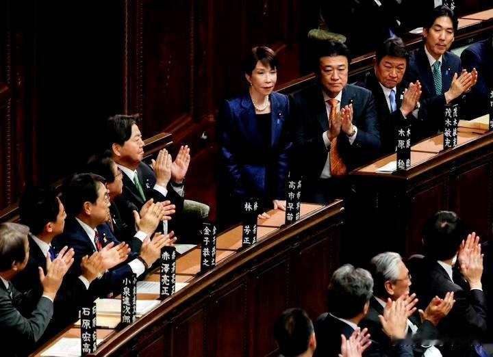 高市早苗当选日本第105任首相。在众议院，投票总数为464票，高市获354票。在
