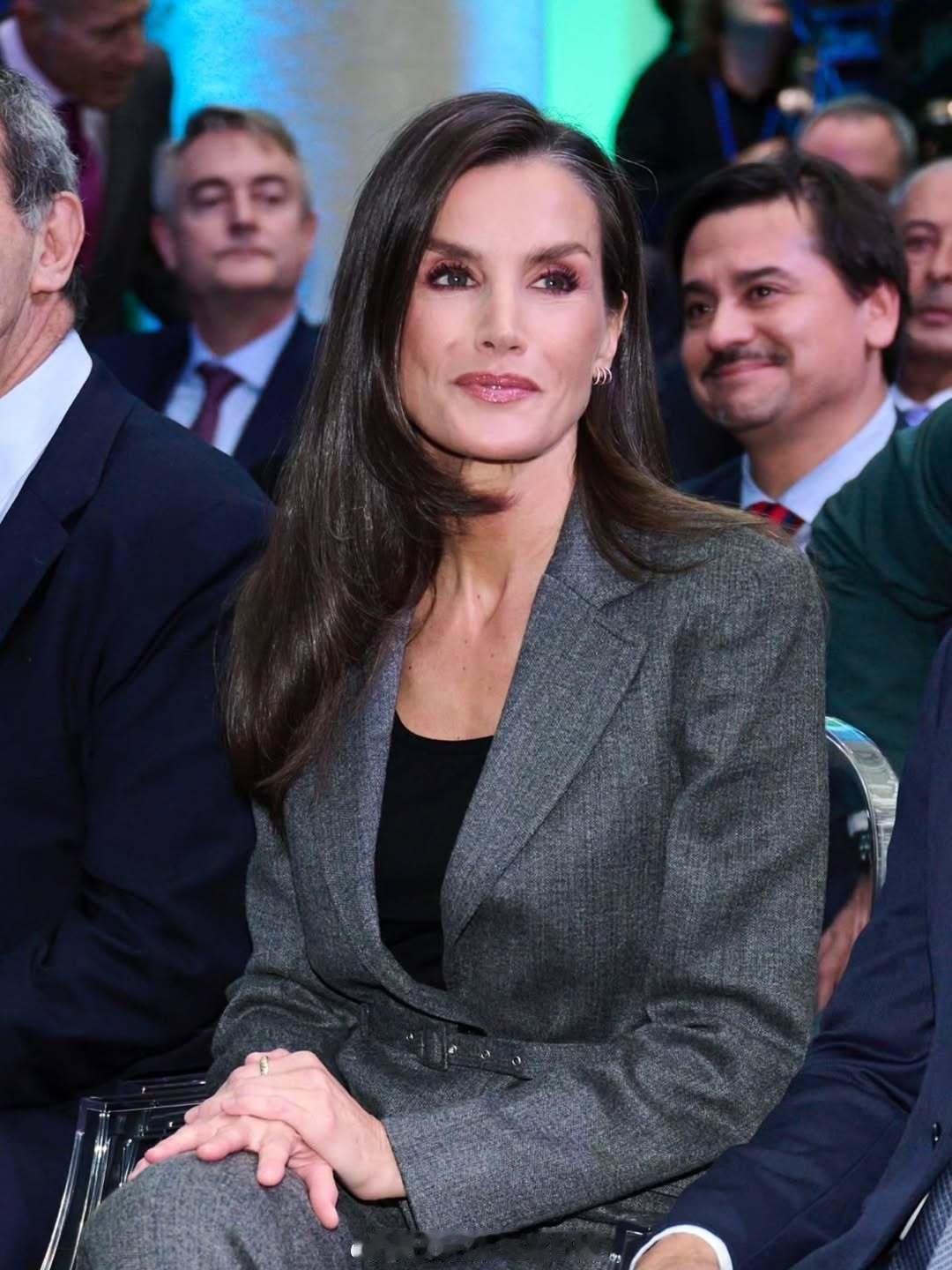 11月19日，莱蒂齐亚王后在萨拉曼卡侯爵宫出席了由BBVA小额信贷基金会组织的“