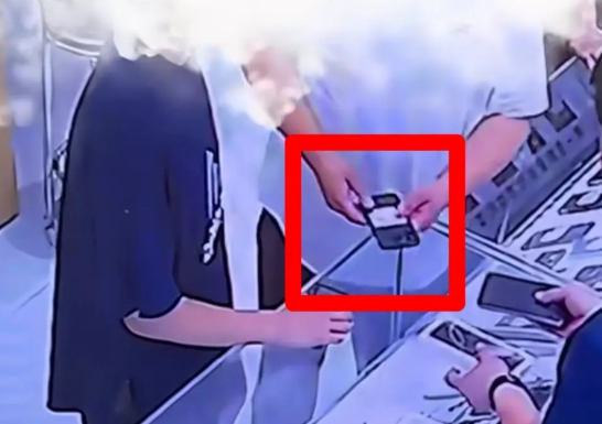 父子俩因买苹果15还是苹果16发生争执，结果孩子的做法让店主都看不下去了。山