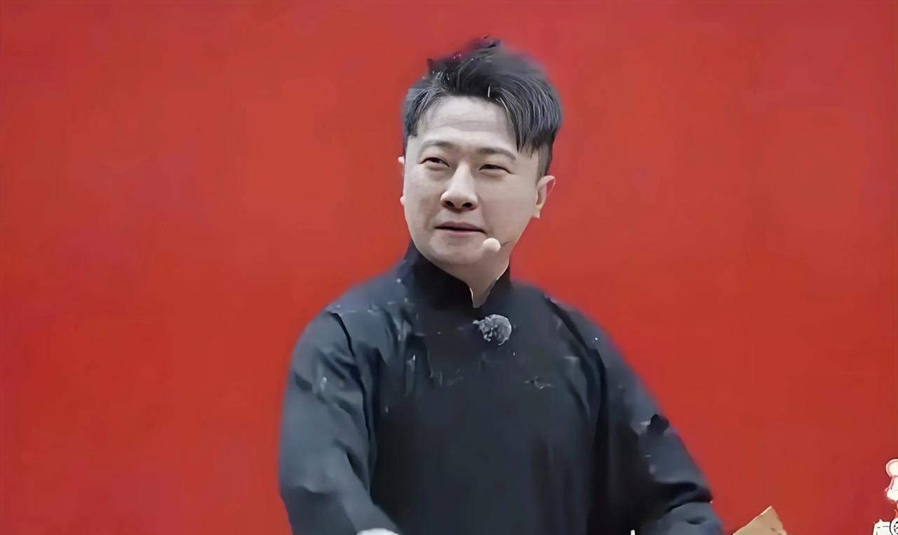 舞台上砸挂侯宝林大师，张鹤擎祸从口出，是口无遮拦还是上纲上线张鹤擎又闯祸了，倒