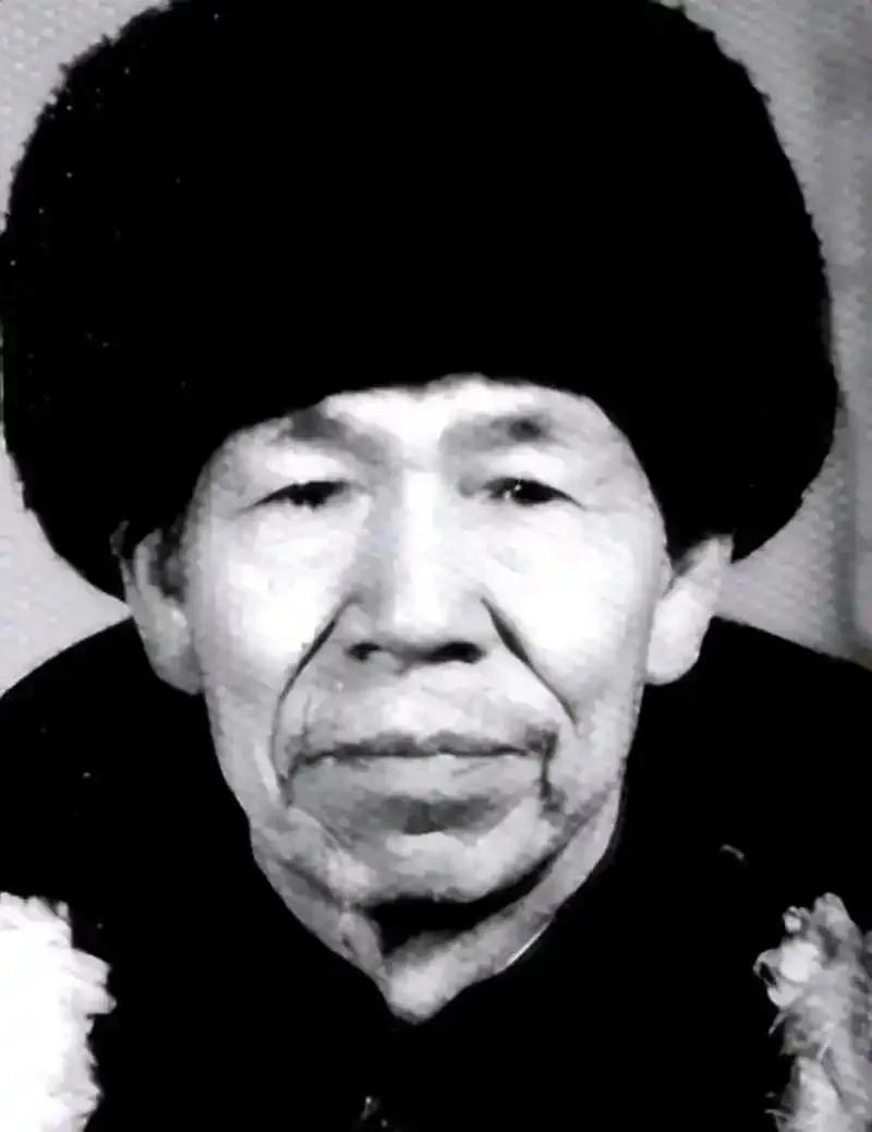 2009年，四川凉山雷波县，一位104岁的老人肖万世静静地走了。儿女们料理完后事