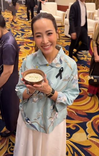 7月19日阿努廷妻子在成都体验点茶！从画面看，总理夫人一改往日风格，换上了新中式
