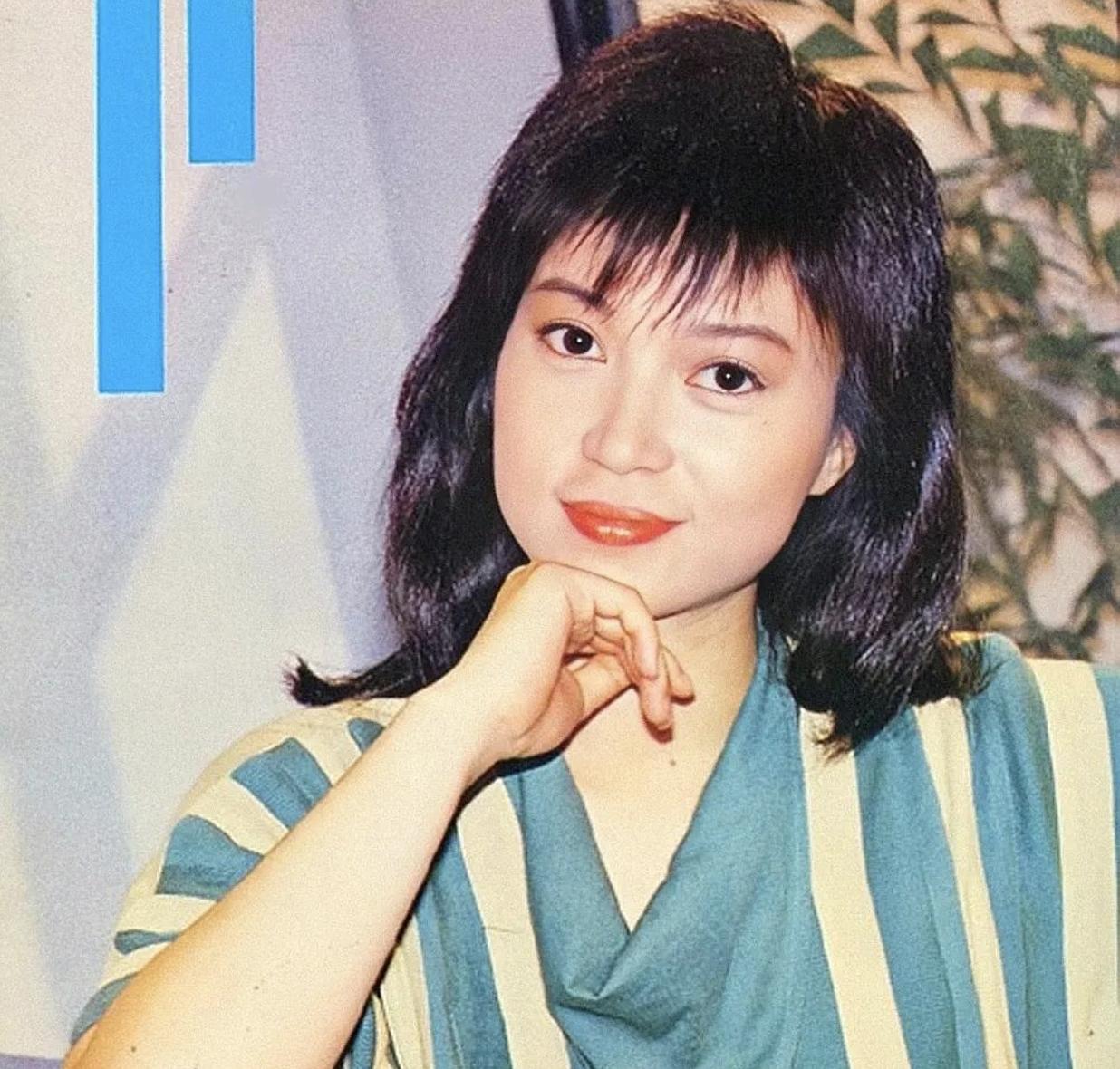面相真是一门玄学。陈敏儿年轻时人如其名，眉眼温柔，脸盘圆润，眼神干净清澈，耳垂饱