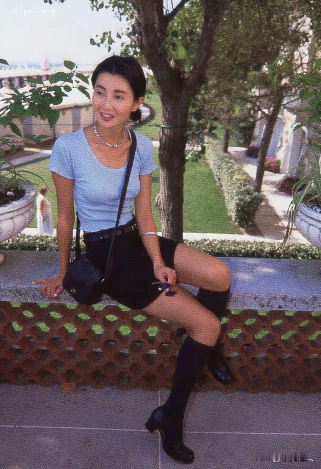 天呐！1993年的张曼玉才29岁，这状态也太绝了吧！就算放到现在看，她那穿搭和气