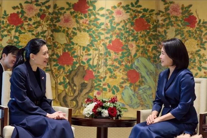 韩国第一夫人和新加坡总理夫人同框媲美，吃的午餐也被曝光！11月2日，新加坡总理