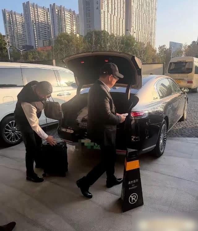 华为董事余承东是真拼啊！​开着自家尊界S800，从深圳一脚油门干到合肥，一千