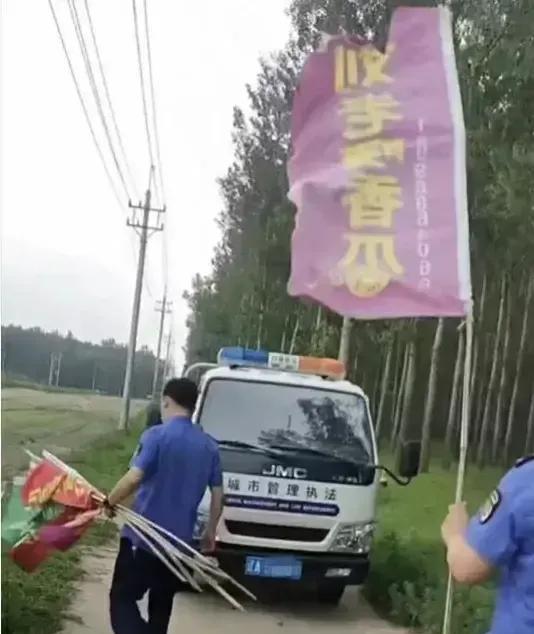城管突然闯入甜瓜地执法，没想到第一件事竟然是收缴插在田边的彩旗！七月的午后，镇