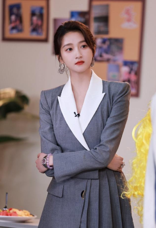 关晓彤粉丝把制片人惹急了！关晓彤作为《岁月有情时》女主戏份太少遭粉丝质疑，这部