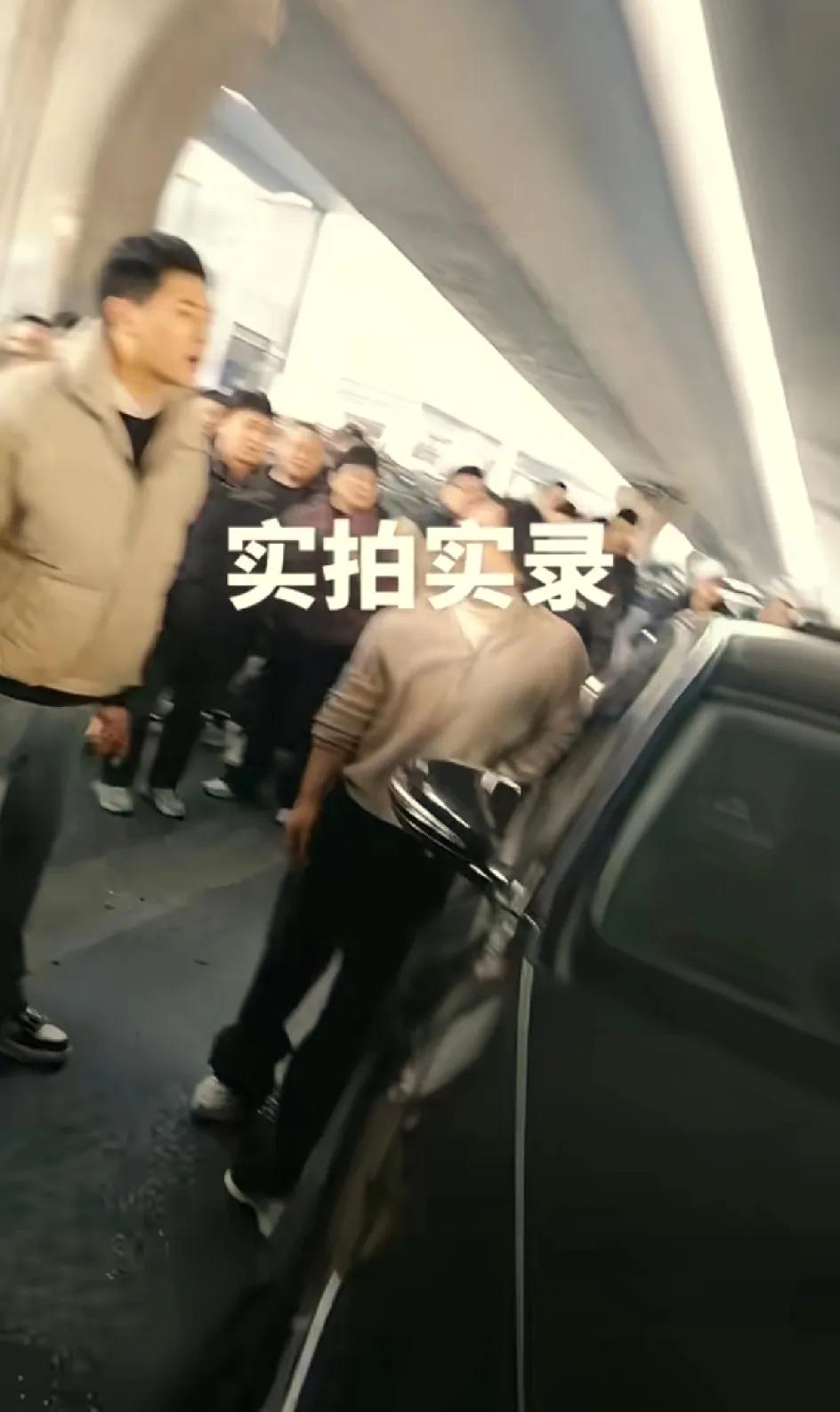 郑州奔驰出轨被原配当街拦下，小三淡定的坐在车里，手握方向盘。很多人围观，原配质问