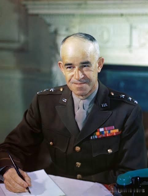 美国最后一位五星上将：布莱德雷。部下给他取绰号“大兵将军”，一生指挥过130