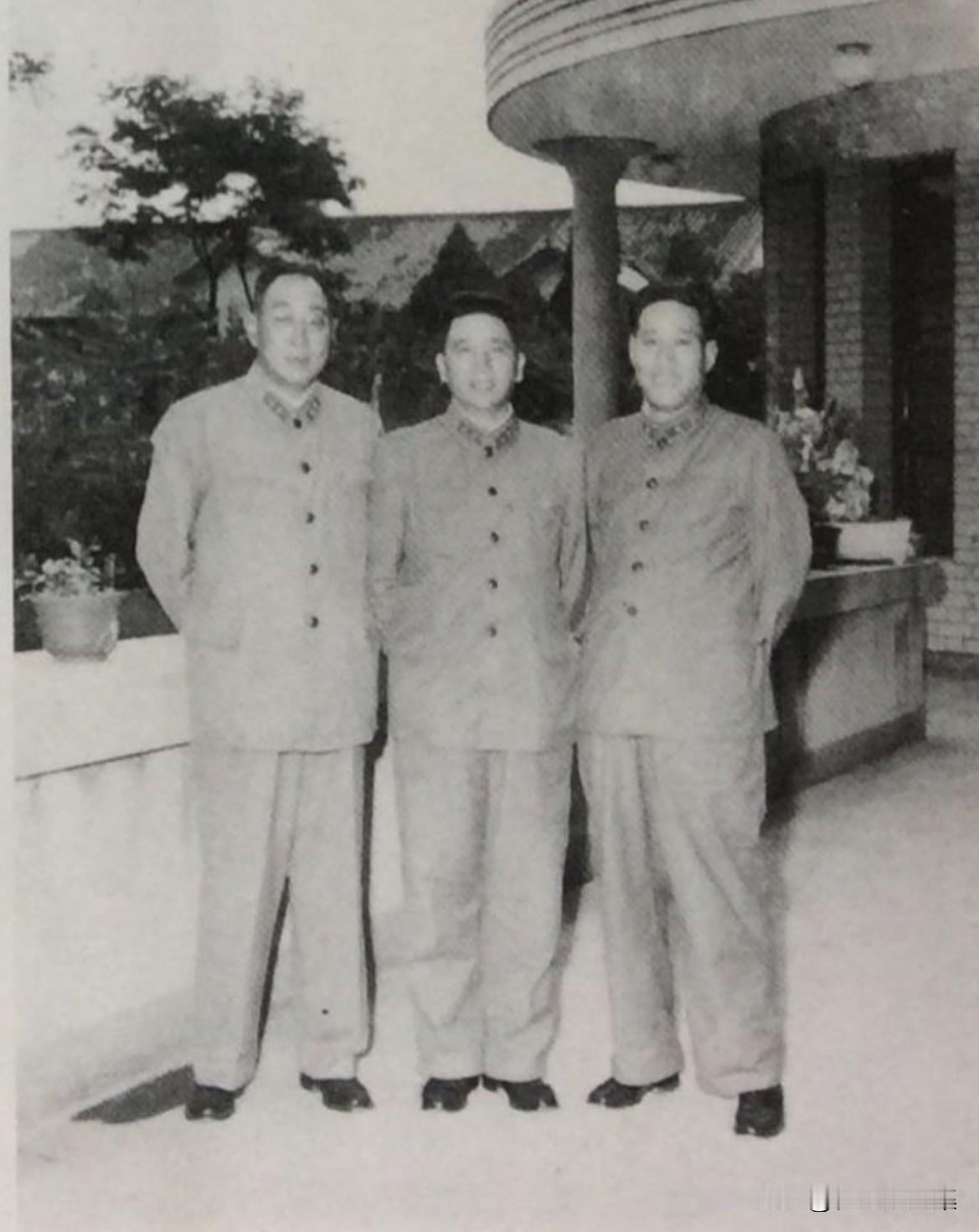 【开国功臣图片故事187】1964年，昆明军区司令部，右为副司令员兼参谋长鲁瑞