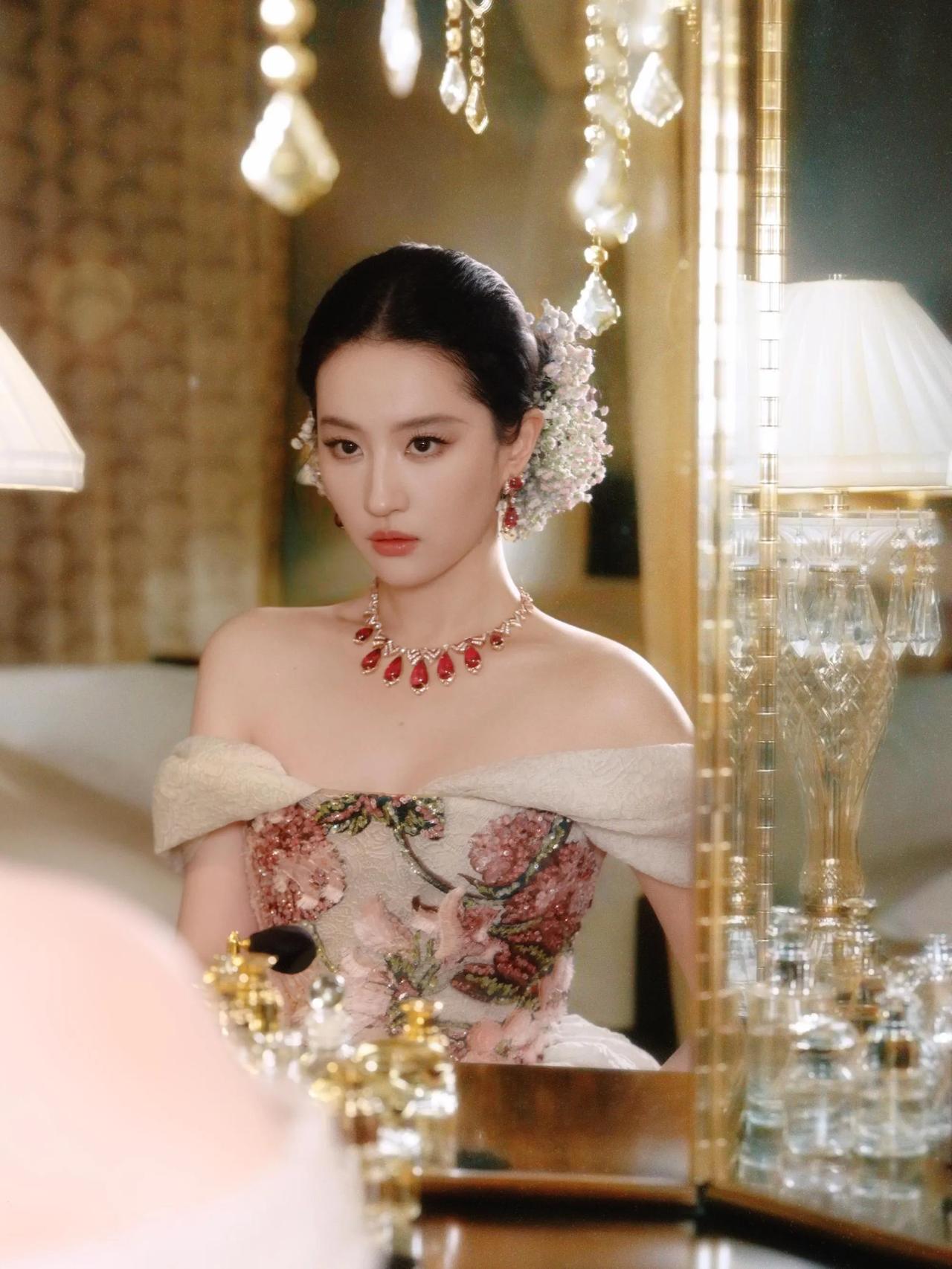 网友评的今年女明星最出圈的四组神图，刘亦菲满天星、Angelababy梦回早期神